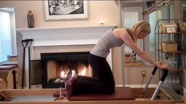 Pilates Reformer: Knee Stretches