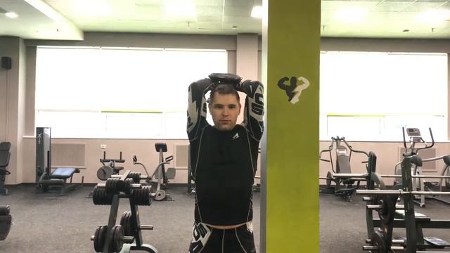 Разгибание рук из-за головы с гантелей смотреть онлайн