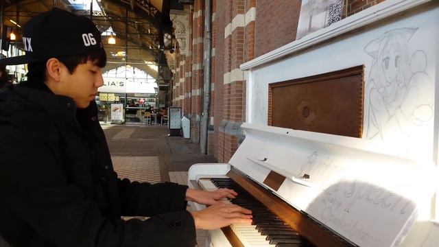 Yiruma's River flows in you & Pachelbel's Canon in D public piano cover @ train station by Khoi Pha смотреть онлайн
