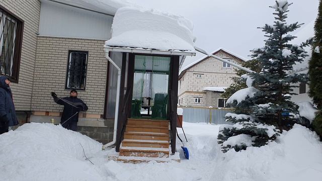 226 Скоростная уборка снега с крыши Прикольно получилось смотреть онлайн