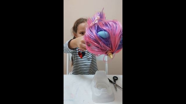 Лиза кормит единорога Poopsie и делает слайм