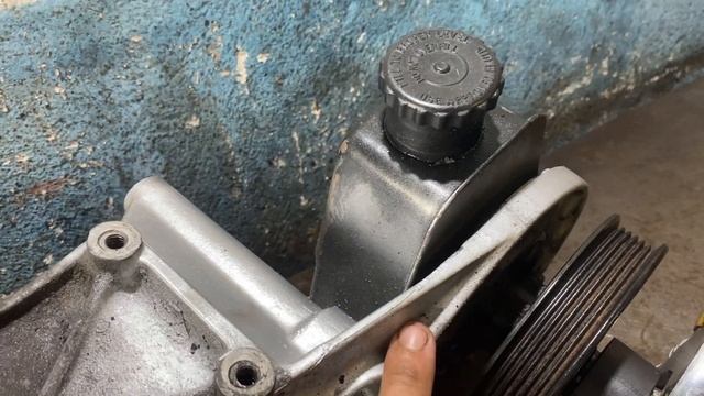Como sacar la polea de una bomba de direcion hidraulica de ford F 150 смотреть онлайн