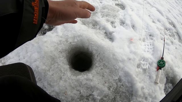 ПРИВЯЗАЛ ЕЕ и НАЧАЛСЯ КЛЕВ! зимняя рыбалка на поплавок в глухозимье 2022 смотреть онлайн