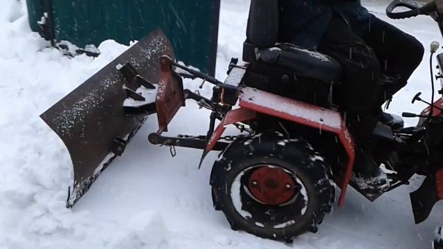 Минитрактор 132Н Снегоотвал с поворотным узлом смотреть онлайн