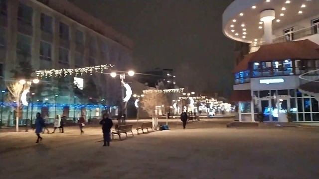 Саратов. Новогодние часы и другие новогодние украшения на проспекте Кирова. смотреть онлайн