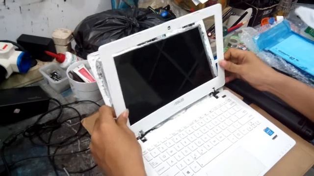 Cara Membuka Layar LCD Notebook Asus X200CA, X200MA