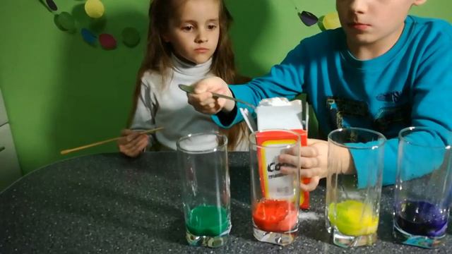 Химический опыт.Эксперимент с содой.Цветной вулкан. смотреть онлайн