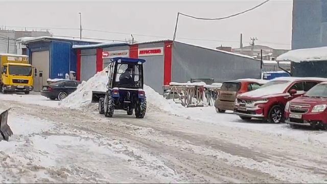 Трактор LOVOL на уборке снега смотреть онлайн