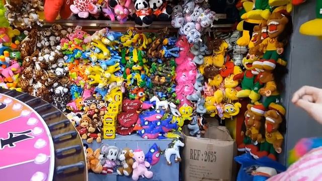 Алис попались Подделки ЛОЛ! КАК выиграть в АВТОМАТЕ с ИГРУШКАМИ? Парк АТТРАКЦИОНОВ и НОВЫЕ ИГРУШКИ! смотреть онлайн