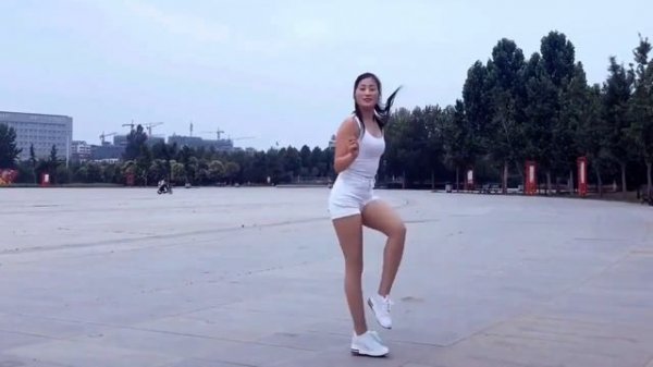 Красавица Цинцин танцует Шафл  в белых шортах