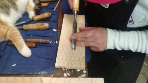 Резьба по дереву, чешуя  змеи. Learning to carve wood.