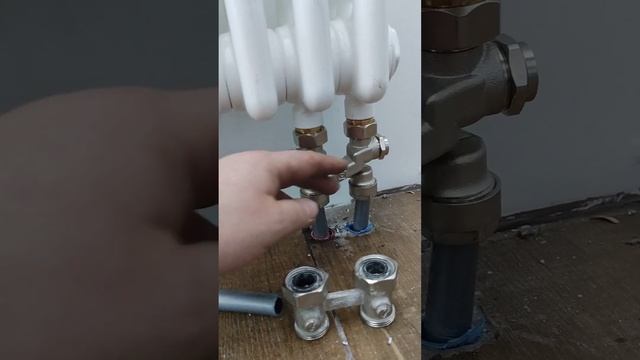 НЕСОВМЕСТИМОСТЬ! Не греет радиатор. Перепутана подача и обратка смотреть онлайн