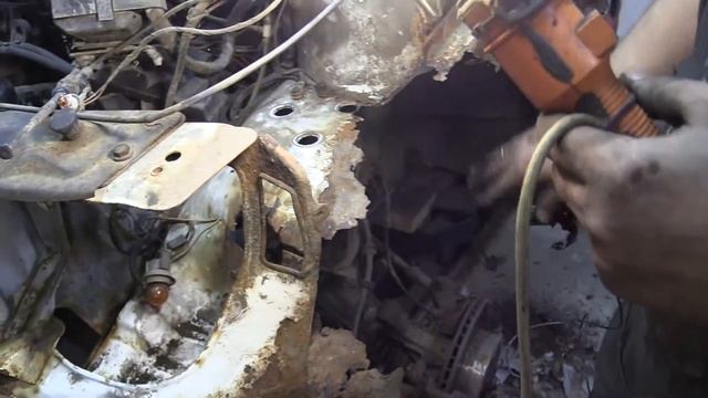 ремонт кузова на авто: Mercedes-Benz W638 левый стакан сгнил... смотреть онлайн