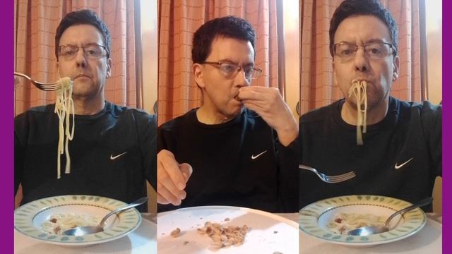 Cenando Spaghetti All'olio Con Le Mandorle Bevendo Succo Di Soia E Frutta E Mangiando Cioccolato