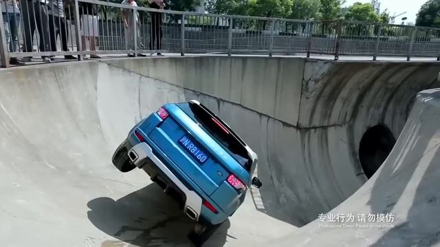 Range Rover Evoque Skate Park Stunt – Extreme Driving Challenge смотреть онлайн