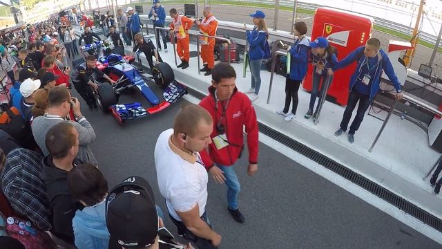 Прогулка по питлейн в Сочи. Болид Даниила Квята смотреть онлайн