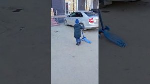 Первый самокат у Тёмы,способности видно сразу!