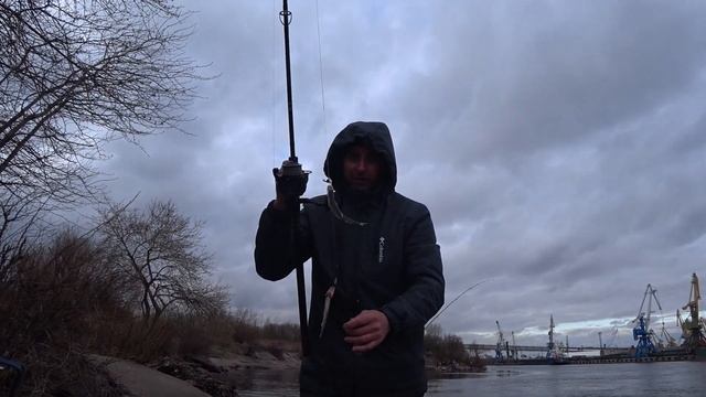 Ловим КОРЮШКУ на фидер в конце апреля. смотреть онлайн