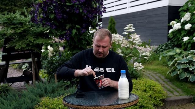 Обзор: Эта лапша прожигает насквозь!1!1 смотреть онлайн