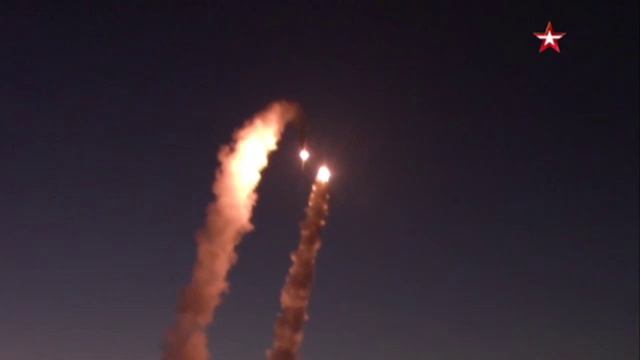 Момент применения высокоточного оружия ВС РФ по военным объектам на территории Украины смотреть онлайн
