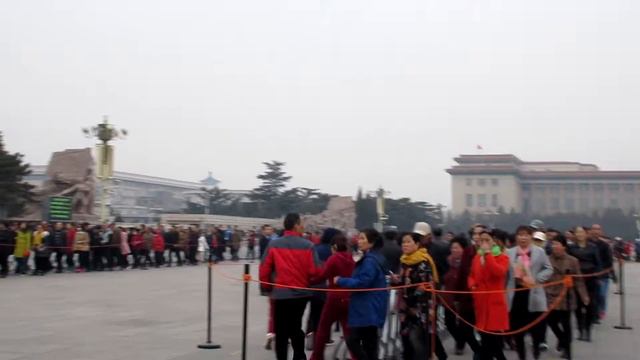 Tianamen Square's long line for Mao's Tomb смотреть онлайн