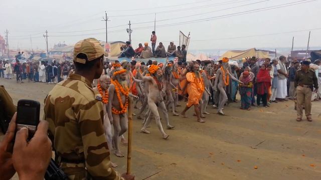 India 2013 - Kumbh Mela: Sfilata dei Sadhu смотреть онлайн