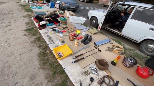 Прицениваюсь к некоторым вещам на казанском «Нищем Рынке». смотреть онлайн