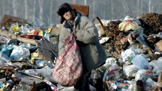 "Я очень замерз , помоги мне дочка" - просил старик дрожащим голосом ."Мне бы кипяточка отогреться" смотреть онлайн