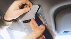 Разбираем штурманский плафон Toyota RAV4 (XA50) 2019-2020