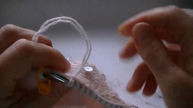 ПОПУЛЯРНАЯ ШАПОЧКА ЭТОГО СЕЗОНА. ВЯЖЕМ ШАПКУ БИНИ С ПАЙЕТКАМИ ИЗ ПРЯЖИ ПУХ НОРКИ. смотреть онлайн