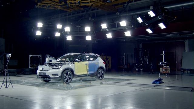 Volvo XC40 Recharge P8 Crash Test Side collision смотреть онлайн