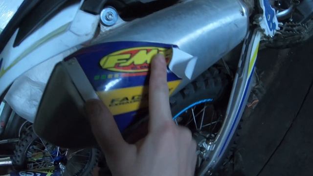 ПРОКАЧКА ВНЕШКИ ЭНДУРО МОТОЦИКЛА GR7 HUSQVARNA | НАКЛЕЯЛ НОВУЮ ГРАФИКУ | ПЕРЕТЯНУЛ СИДЕНЬЕ смотреть онлайн