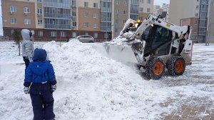 Погрузчик Bobcat убирает первый снег в этом году