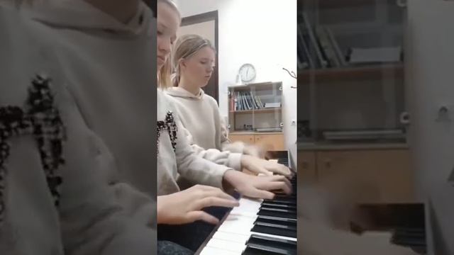 С. Прокоф‘єв «Гавот» з Класичної симфонії та «Монтеккі і Капулетті» з балету «Ромео та Джульєтта»