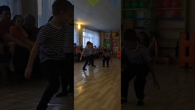 "Сильные, ловкие, смелые!" (соревнование дедов, отцов, братьев в честь 23 февраля) смотреть онлайн