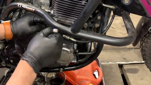 Rebuilding top of the engine on a Suzuki DR 650 RSE Part 2 смотреть онлайн
