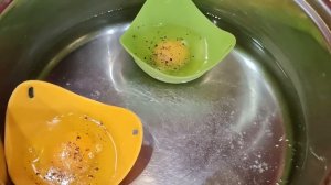 Готовим яйца пашот при помощи силиконовых формочек с Алиэкспресс