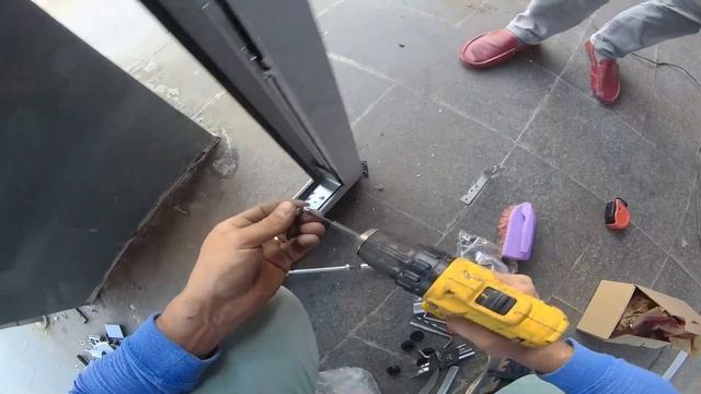Супер косячная дверь Порванный профиль Сломанные закладные створки Нет закладных под петли Доводчик