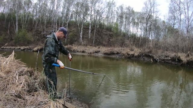 Рыбалка на паук (подъёмник) в малой реке часть 2 смотреть онлайн