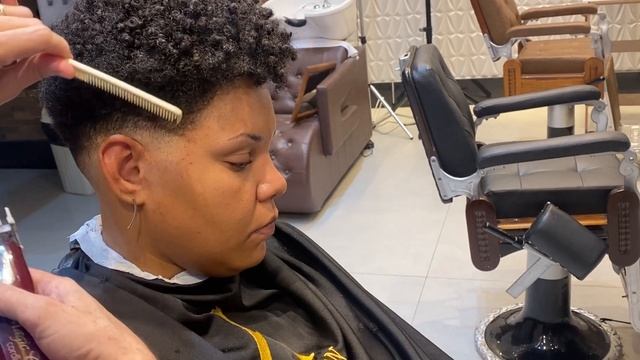 Como cortar cabelo afros |. Como fazer degradê em cabelo crespo|| Degradê pra iniciante ?tutorial смотреть онлайн
