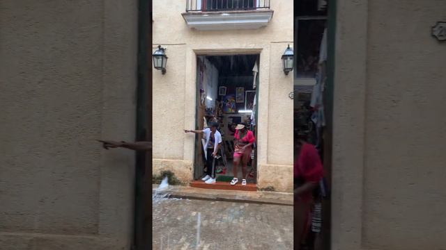 Raining a lot in Old Havana смотреть онлайн