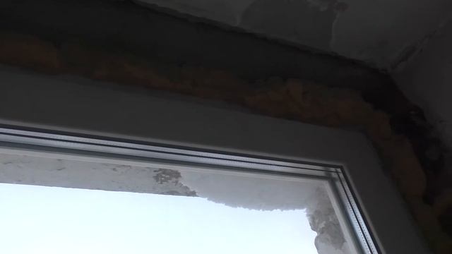 Хитрая птица выклевала пену и свила гнездо в окне смотреть онлайн