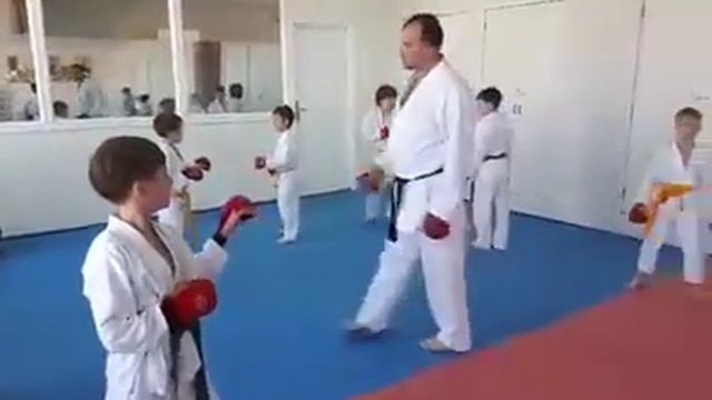 Тренировка с чемпионом по каратэ стиль шотокан. Кумитэ спаринг смотреть онлайн