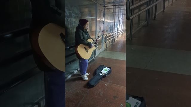 29.10.2023 Девушка Наталья поет в переходе / Минуэт / Чиж и Ко смотреть онлайн