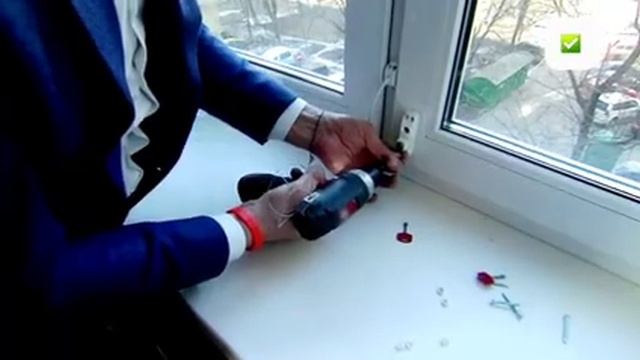 ЗАМКИ НА ОКНА ПЛАСТИКОВЫЕ И АЛЮМИНИЕВЫЕ НУЖНО УСТАНАВЛИВАТЬ / ЗАМКИ / ДЕТИ / МОСКВА / 1 КАНАЛ смотреть онлайн