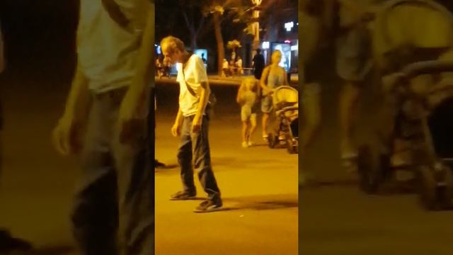 Пьяный танцор отжигает.. смотреть онлайн