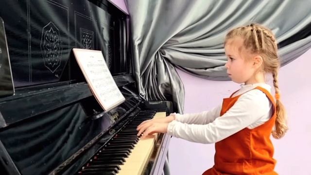 Лиюша, 6 лет, учится играть на фортепиано. "Аве Мария" Ф. Бургмюллер, "Ave Maria" F. Burgmuller. смотреть онлайн