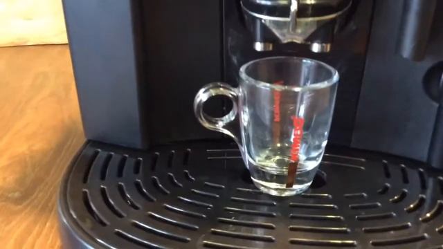 Кофемашина Delonghi Magnifica как приготовить кофе. Make coffe only one finger! Magic!