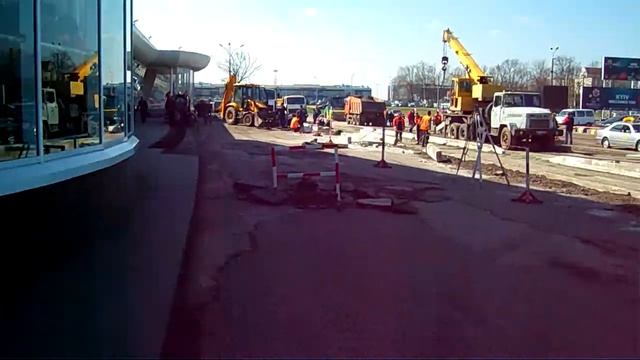 Ремонт перед терминалом Б аэропорта KBP (11-04-2012) смотреть онлайн