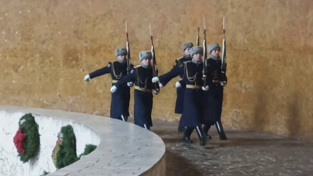 Смена Почётного Караула в Пантеоне Славы Мамаев Курган, Волгоград, 3 марта 2023 года, 14:00 часов смотреть онлайн